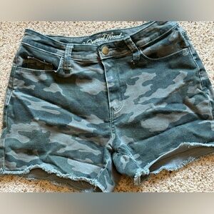 Women’s Camo Jean Shorts - Universal Thread - size 4/27